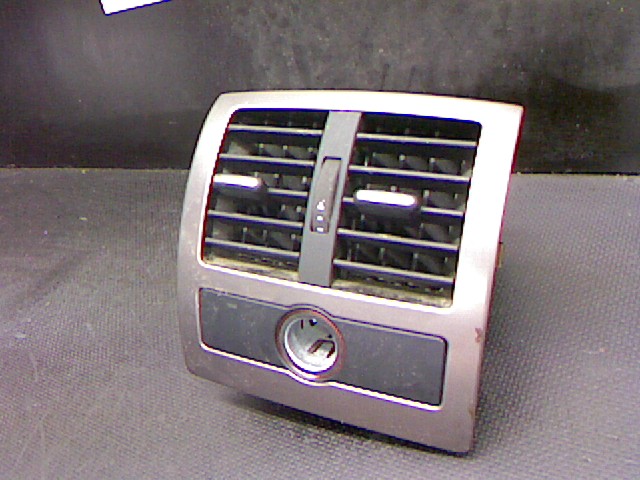 GRILLE DE VENTILATION HAUT CENTRE PRISE M