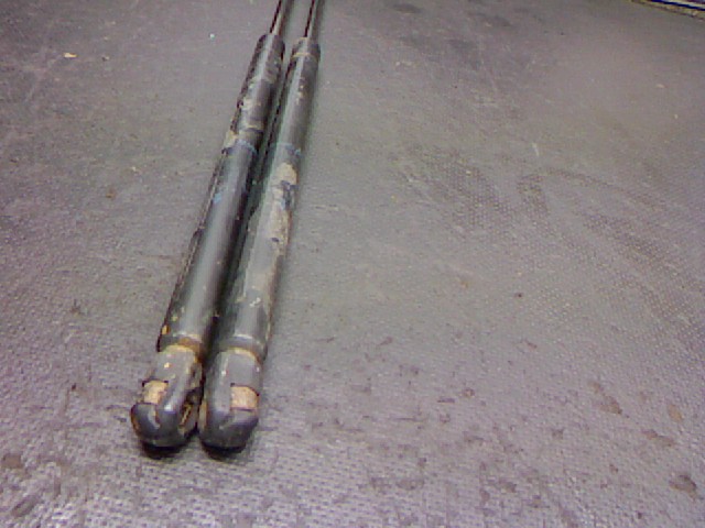 GASDRUCKFEDER/-DÄMPFER L+R