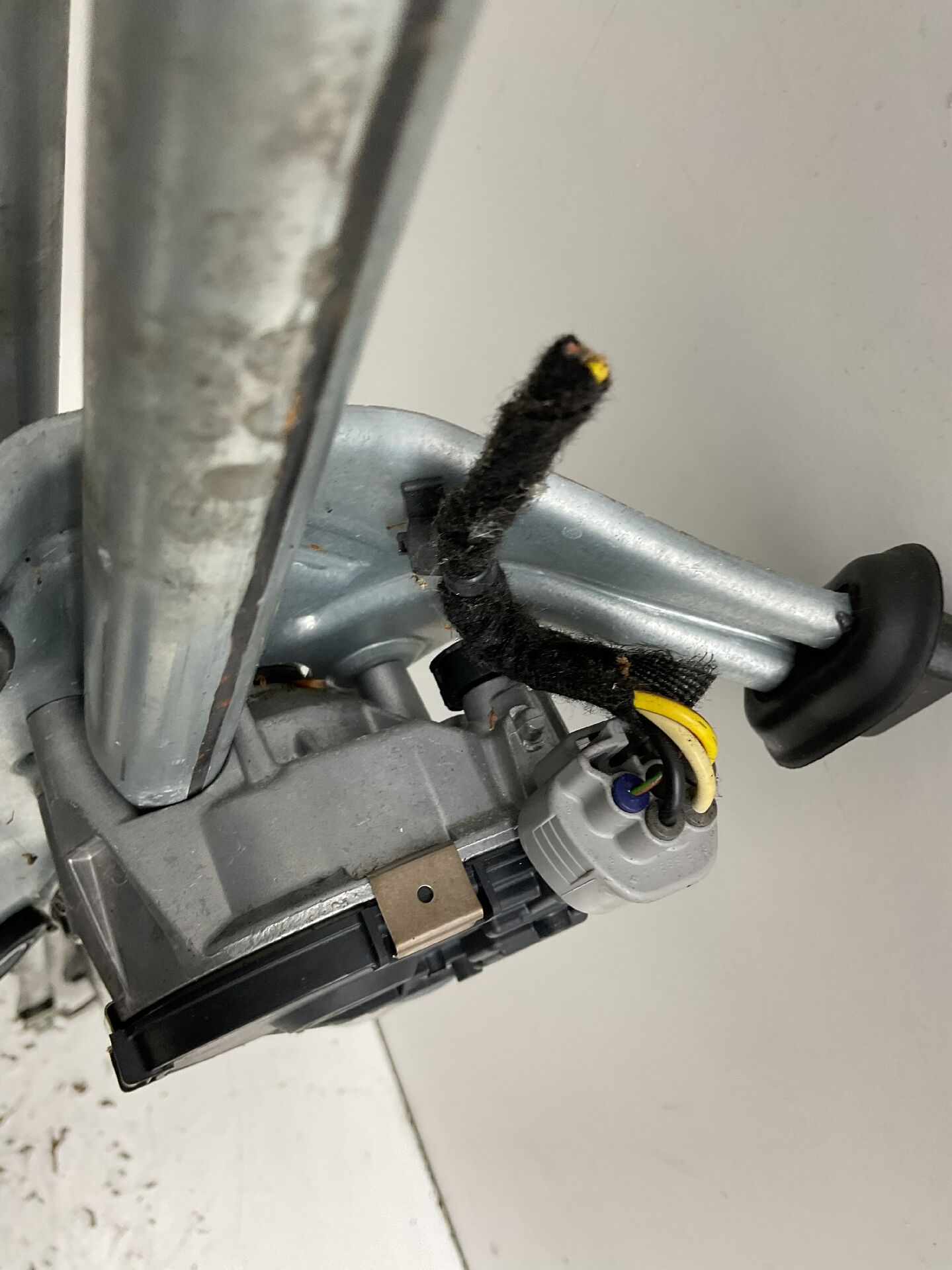 Support d'essuie-glace avec moteur
