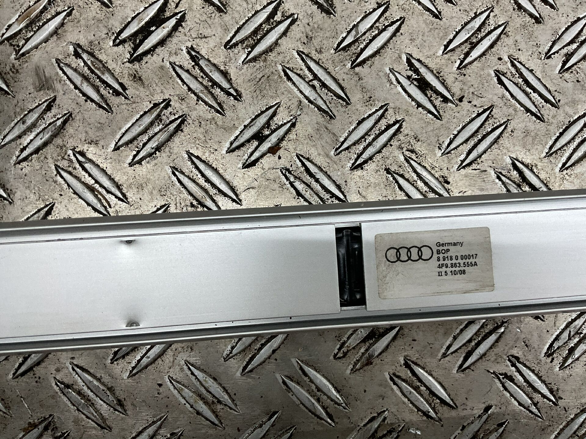 Rail de compartiment à bagages pour la sécurité des bagages